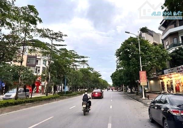 NÓNG BỎNG TAY! Bán nhà 99m2 đất MP Cổ Linh - Long Biên, mặt sau ô tô, chỉ 33 tỷ.