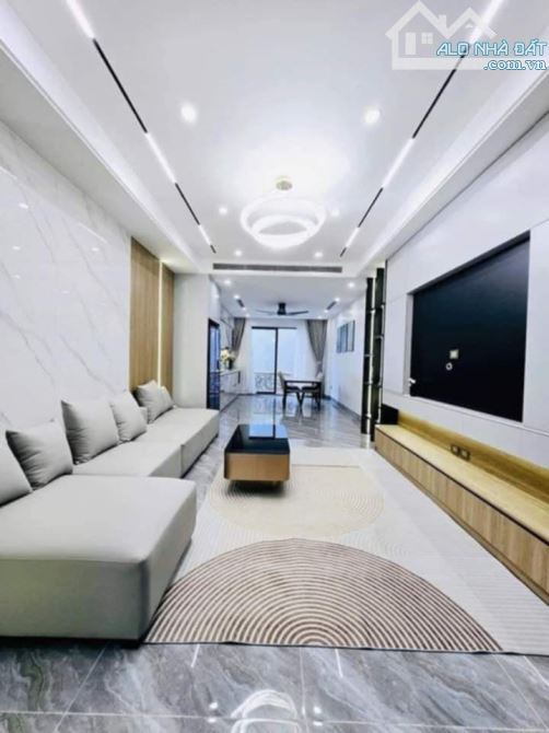 BÁN GẤP NHÀ NGUYỄN SƠN 38M x 6T, THANG MÁY, GARA ÔTÔ, FULL NỘI THẤT. NHỈNH 9 TỶ