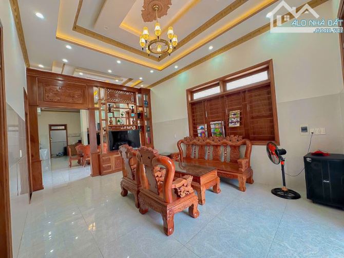 Cần bán 632m2 đất thổ cư mặt tiền đường nhựa trung tâm xã Hòa Hội sẵn biệt thự 3 phòng