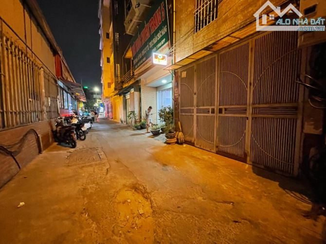 BÁN ĐẤT TẶNG NHÀ 16 TỶ DT 70M2 MT 4.5M GẦN MP HOÀNG QUỐC VIỆT CẦU GIẤY Ô TÔ VÀO NHÀ. - 1
