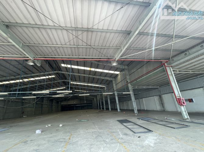 Cho thuê kho xưởng 5700m2 đường xe Công thuận tiện di chuyển tại đường Hồ Văn Long