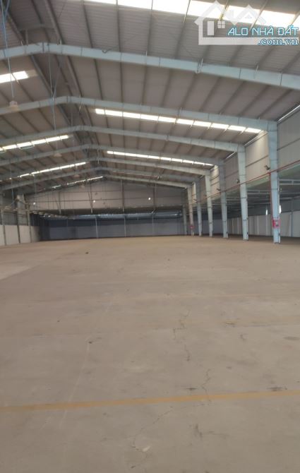 Cho thuê kho xưởng 5700m2 đường xe Công thuận tiện di chuyển tại đường Hồ Văn Long - 1