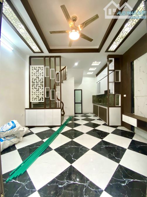 Chỉ 2.5 tỷ nhận nhà Di Trạch xây 5 Tầng, 3 ngủ, 4 wc, ô tô đỗ gần, chỉ 1km đến phố Nhổn