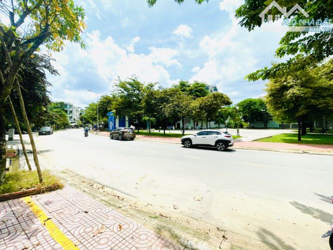 Bán Đất Mặt Tiền Cao Đức Lân,An Phú,Quận 2 DT:208m2(10mx20,5m)-Giá 58 Tỷ