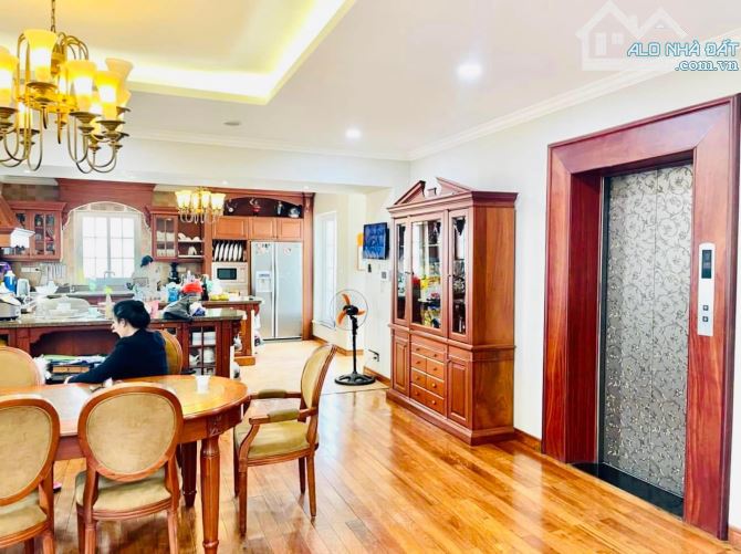 Biệt thự thượng lưu - lõi Ba Đình - 150m2 - lô góc - MT 6.2m - sân 10 ô tô đỗ - 32 tỷ