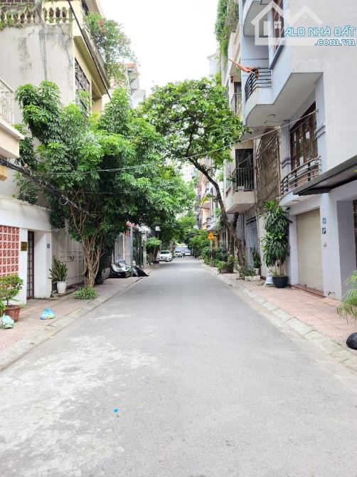 Bán nhà 5 tầng ngõ 105 Xuân La, phân lô ô tô chạy vòng quanh, Dân trí cao, chủ tự xây