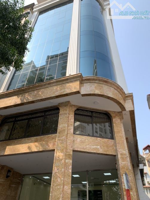 Cho thuê tòa nhà văn phòng tại Nguyễn Xiển.DT : 186 M * 6 Tầng + 1 Tum . Lô góc .Thông san