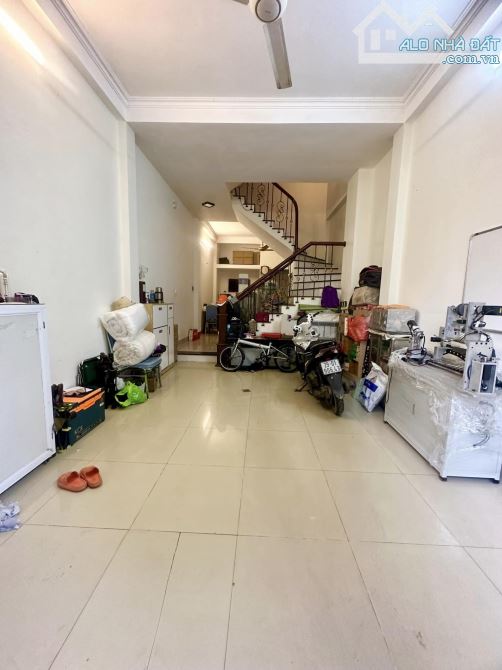 Bán nhà 50m2 khu dịch vụ Mộ Lao ở giữa Thanh Bình - Vũ Trọng Khánh kinh doanh thuận lợi