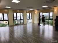 Cho thuê tòa nhà văn phòng tại Nguyễn Xiển.DT : 186 M * 6 Tầng + 1 Tum . Lô góc .Thông san - 4