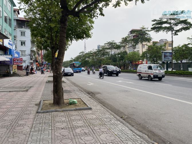 Mặt phố siêu to, lô góc 3 thoáng, vỉa hè đá bóng, Ngô Gia Tự, Long Biên, 380m, MT12.