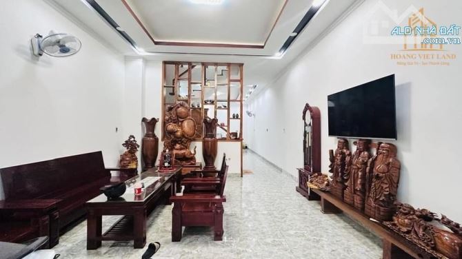 Bán căn nhà 1 trệt 2 lầu hẻm Y Ngông , diện tích 5 m × 17,5 m ; hướng Đông ; giá 3,75  tỷ