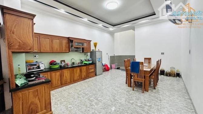 Bán căn nhà 1 trệt 2 lầu hẻm Y Ngông , diện tích 5 m × 17,5 m ; hướng Đông ; giá 3,75  tỷ - 1