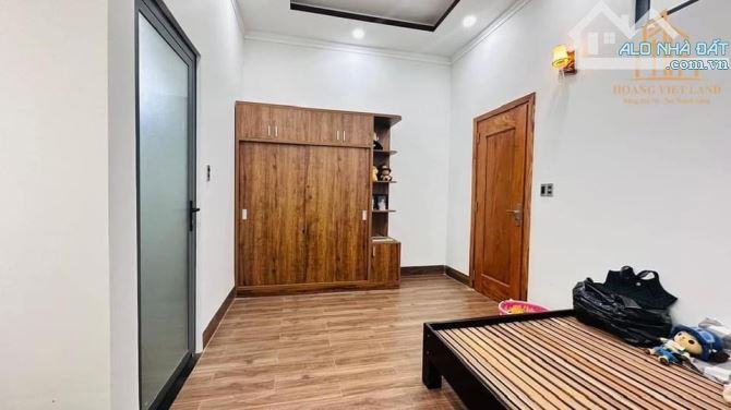 Bán căn nhà 1 trệt 2 lầu hẻm Y Ngông , diện tích 5 m × 17,5 m ; hướng Đông ; giá 3,75  tỷ - 3