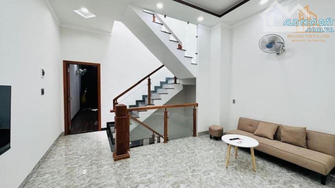 Bán căn nhà 1 trệt 2 lầu hẻm Y Ngông , diện tích 5 m × 17,5 m ; hướng Đông ; giá 3,75  tỷ - 4