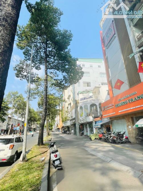 Cho thuê nhà mặt tiền đường Trần Hưng Đạo, P.Cô Giang, Quận 1 (Đối diện phố Tây Bùi Viện).