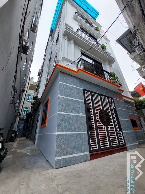Nhỉnh 4 tỷ có nhà 5 tầng Ngã Tư Canh, LÔ GÓC ô tô đỗ cửa