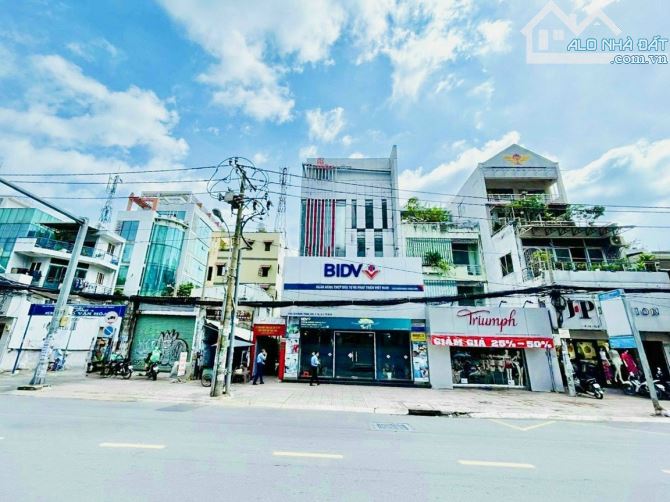 MT NGUYỄN KHẮC NHU, P CÔ GIANG, Q1. DT: 11X30. NHÀ NÁT. GIÁ: 200 TỶ