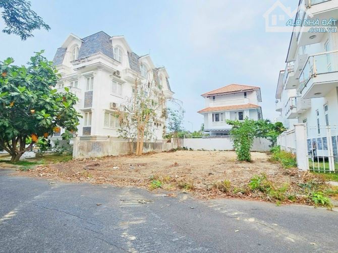 Bán Lô đất Biệt Thự Biển , Nha Trang  - DT: 216m2 ngang 12m .Giá: 18tỷ500