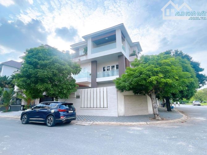 Biệt thự khu VIP Đại học văng lang p13 Bình Thạnh lô góc 200m2
