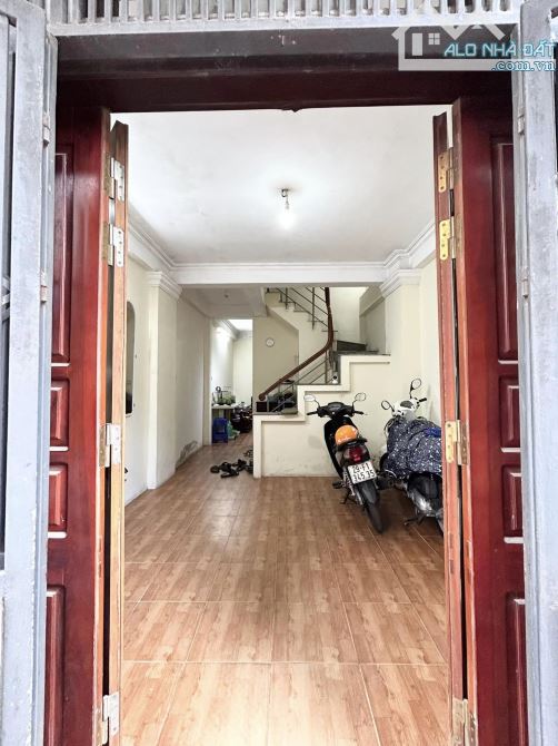 Bán nhà mặt ngõ Lạc Long Quân, gần Hồ Tây, phân lô - ô tô vòng quanh 45m2 5 tầng 9.5 tỷ - 1