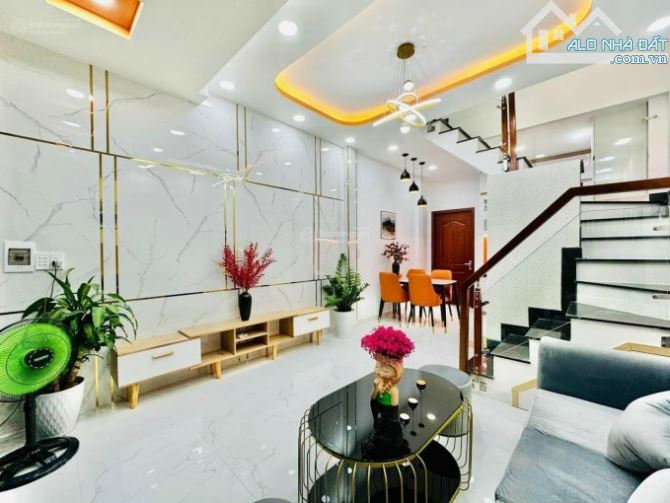 Nhà đẹp ở ngay giáp Lê Quang Định - vài bước nhỏ ra mặt tiền - 3 phòng ngủ - tặng nội thất - 2