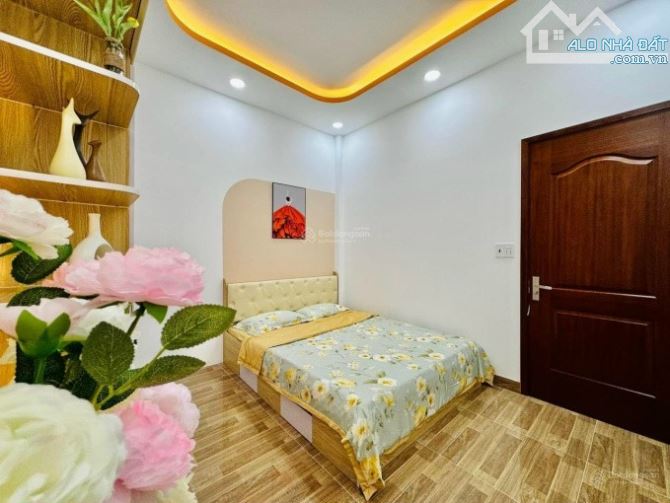 Nhà đẹp ở ngay giáp Lê Quang Định - vài bước nhỏ ra mặt tiền - 3 phòng ngủ - tặng nội thất - 3
