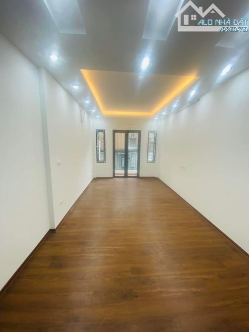 Nhỉnh 4 tỷ có nhà 5 tầng KĐT ROYALPARK, Ô tô thông