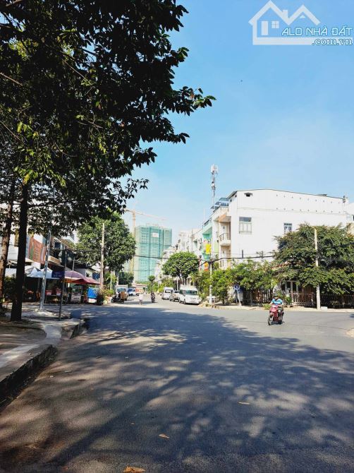 Bán gấp nhà mặt tiền kinh doanh Q6, Dt 8x26m 214m 5 tầng, công ty thuê 100 triệu/tháng