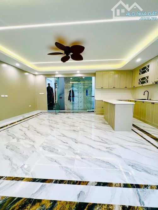 BUILDING PHỐ VIP NHẤT ĐỐNG ĐA - NHÀ ĐẸP THANG MÁY - MẶT TIỀN KHỦNG - Ô TÔ TRÁNH - 1