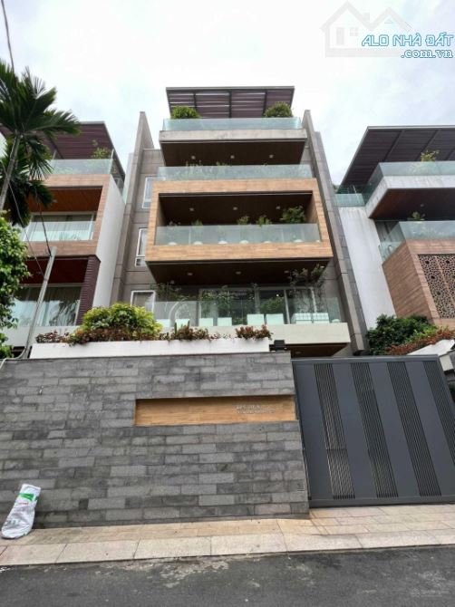 Bán biệt thự cực đẹp khu vực phường 13 Tân Bình 12m x 27m 1 hầm 3 lầu cực đẹp