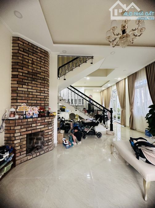 VILLA 2 MẶT TIỀN ĐẸP MỚI XÂY MẶT TIỀN ĐƯỜNG GẦN HỒ XUÂN HƯƠNG - 2