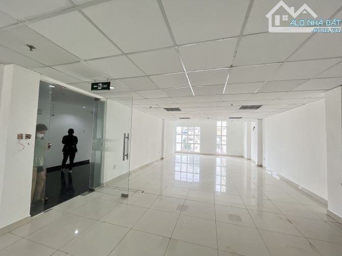 Cho Thuê văn Phòng Quận 1. DT 100m2 - 28 triệu/ tháng đã gồm Phí quản lí