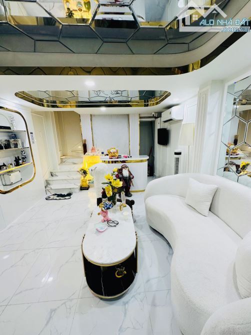 Bán nhà Kinh doanh Spa & Uốn tóc, Quận 1, Hẻm xe hơi thông, Sát mặt tiền, Nhỉnh 5 Tỷ