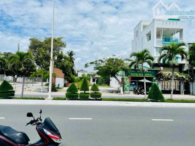Bán đất mặt đường biển Phạm Văn Đồng - TP. Nha Trang phù hợp xây khách sạn.707m2 ngang 12m