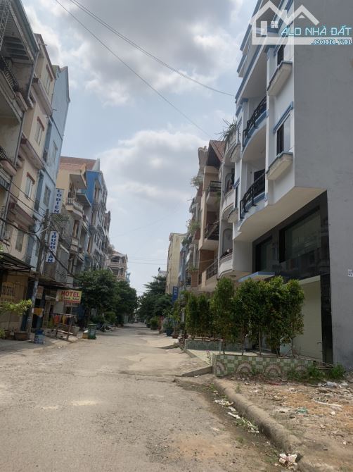 Bán nhà 4 tầng 4x20m full thổ cư, mặt tiền xe hơi, gần bến xe An Sương, Bà Điểm, Hocmon