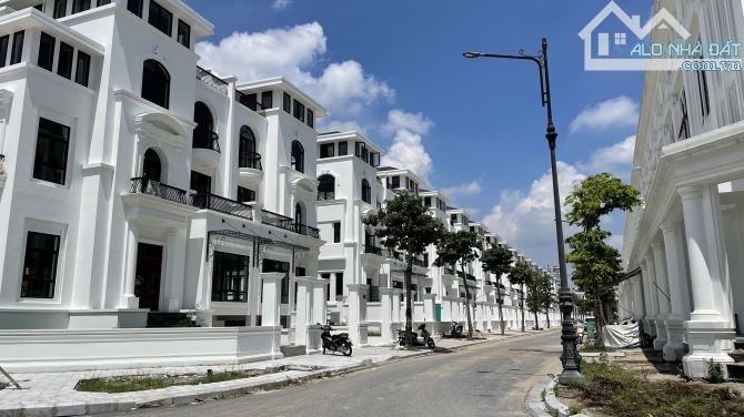 Chủ cần Bán biệt thự Louis city DT:301m2 3.5 tầng 1 hầm giá 70 tỷ