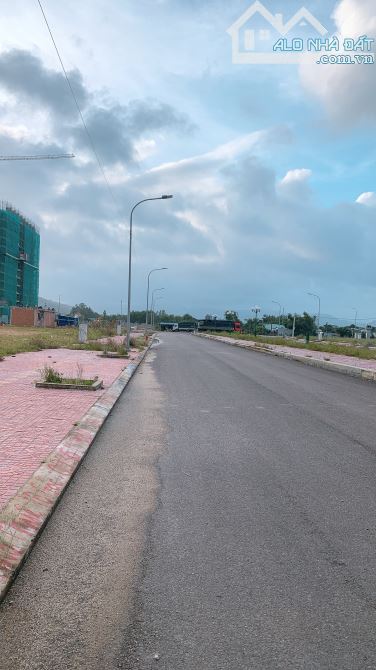 Bán vài lô đất trục chính Khu Đô Thị Mới Long Vân. Dt 100m2. Giá 2tỷ600 đến 2tỷ750 - 1