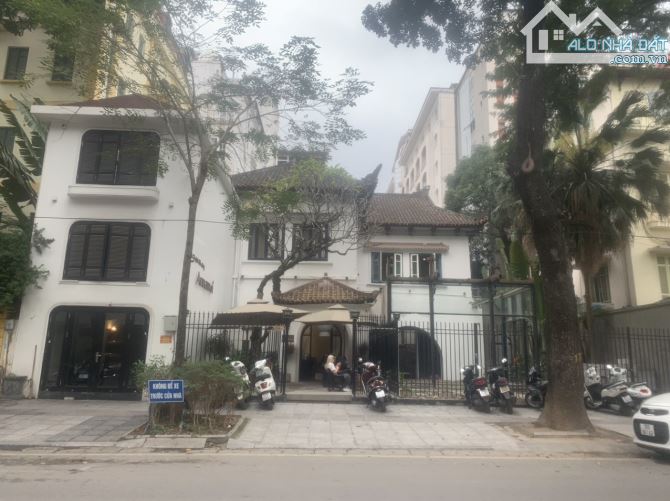 Cho thuê biệt thự mp Nguyễn Du-Hoàn Kiếm DT 400m2, MT 10m. Giá 300tr