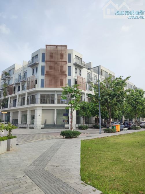 Bán shophouse góc The manor central park dt:125m2 5 tầng full nội thất, 3 mặt thoáng, 29ty