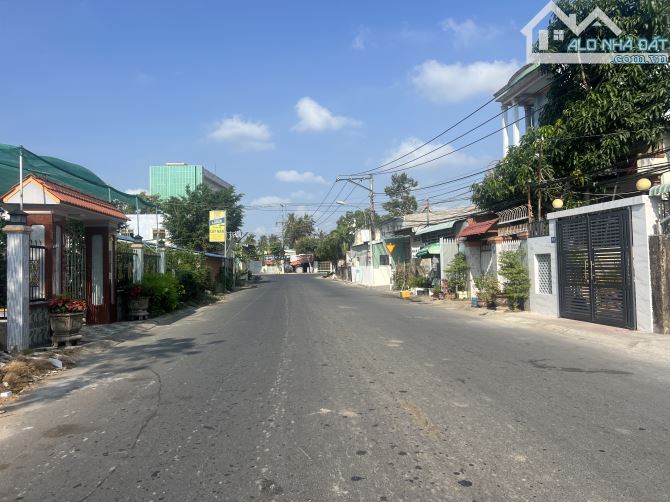 Bán nhà 1 lầu + đất 300 m2 mặt tiền đuờng Trần Thi Thơm,cách Thái Sanh Hạnh 100m,phuờng 9 - 1