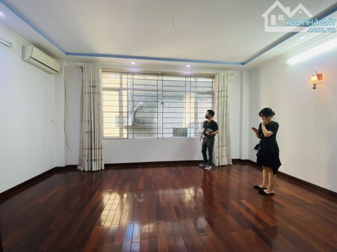 Cho thuê nhà ngõ 37 phố Trần Quốc Hoàn - Diện tích 70m2 x 4 tầng, đường rộng, đủ Đh, NL