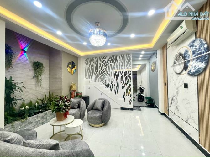 RẺ NHẤT Q.3, 3 lầu mới đẹp đường NGUYỄN THIỆN THUẬT. Dt: 6m x 12m. Giá: 20 tỷ.