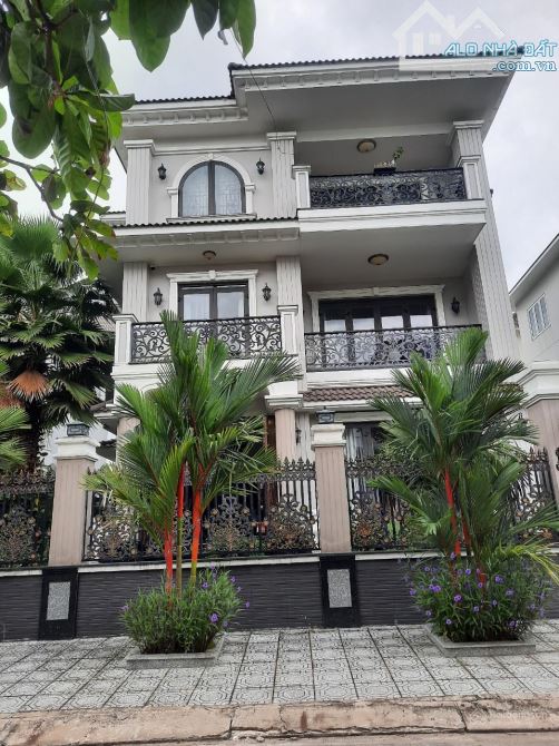 Bán biệt thự villa Lê Văn Sỹ, P.14, Q.3 - DT: 8.5mx20m. CN: 169m2 - hầm 2 tầng - 33.5 tỷ