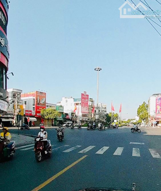Bán nhà 4 tầng mặt tiền đường Yersin, Nha Trang