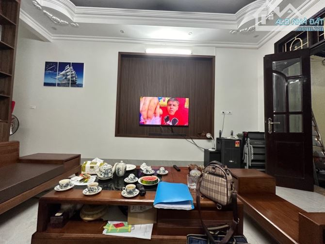 Siêu hiếm - Phố Dương Quảng Hàm - Nhà quan chức lộc lá - 2 oto vào nhà - 1