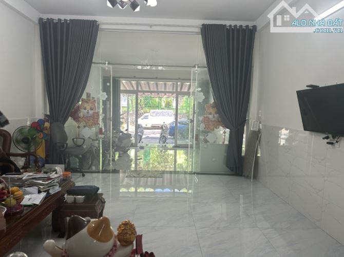 Nhà 2 tầng đẹp MT Phùng Hưng,Thanh Khê, 105m2, đường 10,5 m, gần biển, giá chỉ 6,2 tỷ - 2