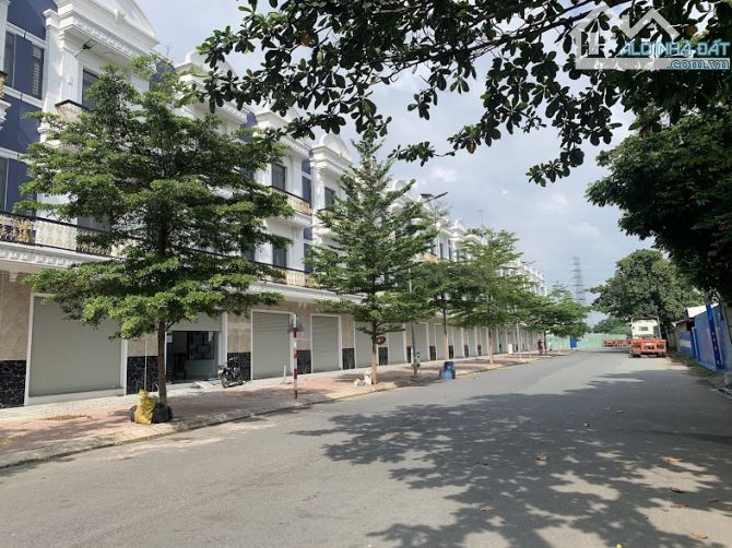Bán nhà 3 tầng, mặt tiền đường 24m thành phố Thuận An, sổ hồng hoàn công - 1