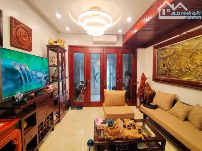 Bán nhà phố Hồng Tiến, 4 tầng, 62m2, 2 mặt thoáng, tặng nội thất, 9.7 tỷ