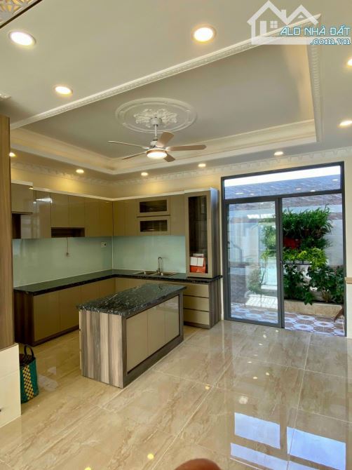 Nhà 3 lầu sân thượng view công viên phước kiển đào sư tích 8.2 tỷ