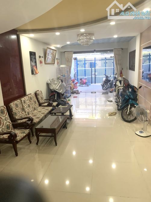 Nhà bán DT lớn,4 tầng, xe ô tô 7 chỗ đậu trong nhà, Nguyễn Thị Tần P2 Quận 8 - 1